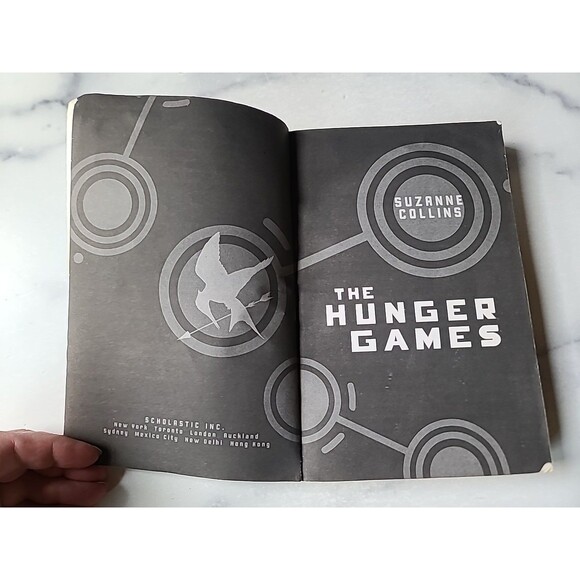 Hunger Games (Hunger Games, Book One) by Suzanne Collins (2010, Trade Paperback) - Picture 3 of 10